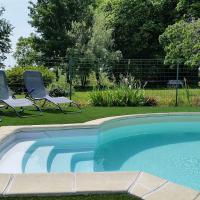 Location vacances La Barillère : piscine de 4x9 mètres avec chaises longues et parasols