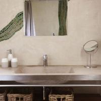 Location vacances La Barillère: salle d'eau décorée avec mosaïque et tadelakt