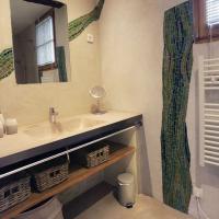 Location vacances La Barillère : salle d'eau décorée avec mosaïque et tadelakt
